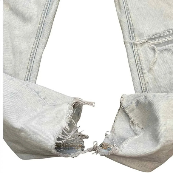 American Eagle Outfitters Distressed Mom Jeans Size 4 Raw Hem Light Wash - Picture 4 of 11